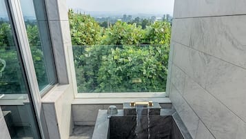 EUDAIMONIA E03 | Private spa tub
