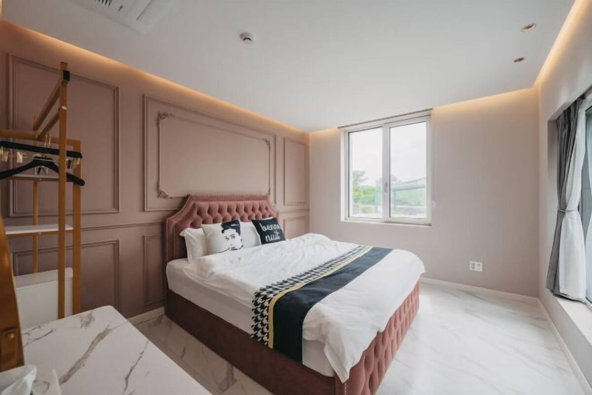 เครื่องนอนระดับพรีเมียม, เตียงเมมโมรีโฟม, มินิบาร์ฟรี, ผ้าม่านกันแสง
