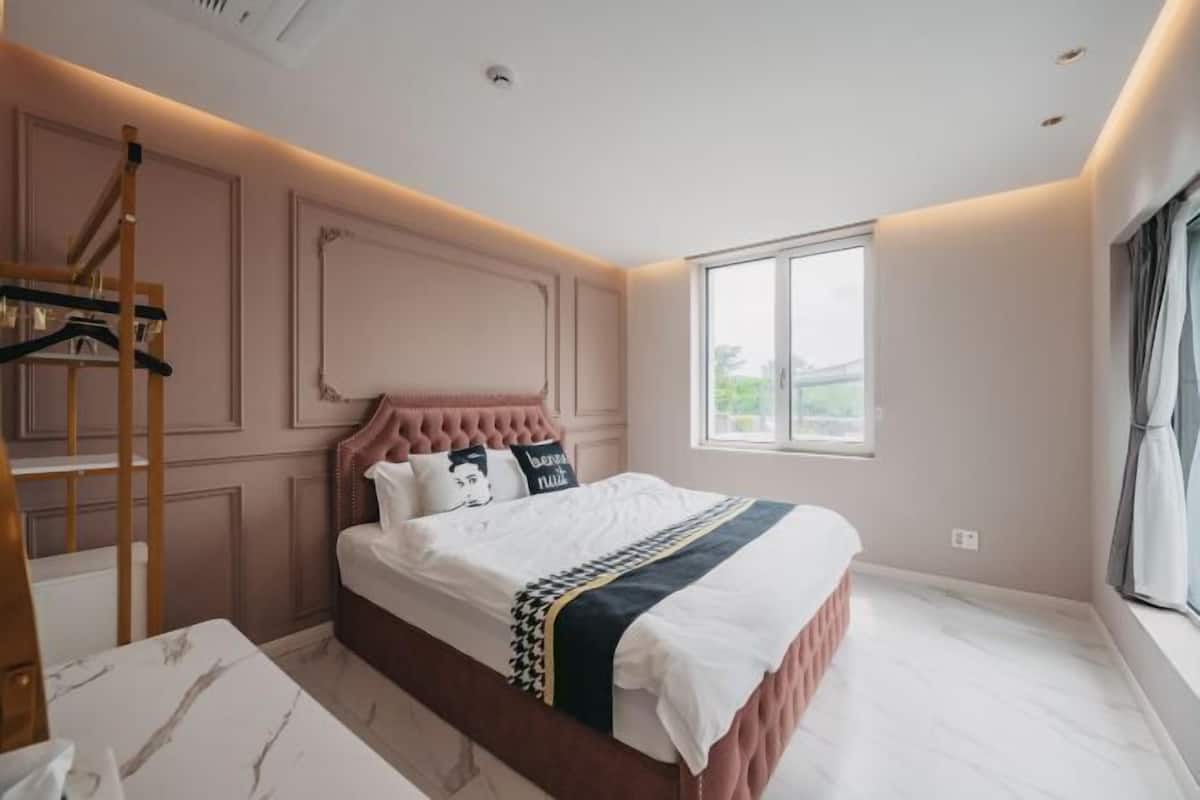 2 bedrooms, premium bedding, memory foam beds, free minibar
