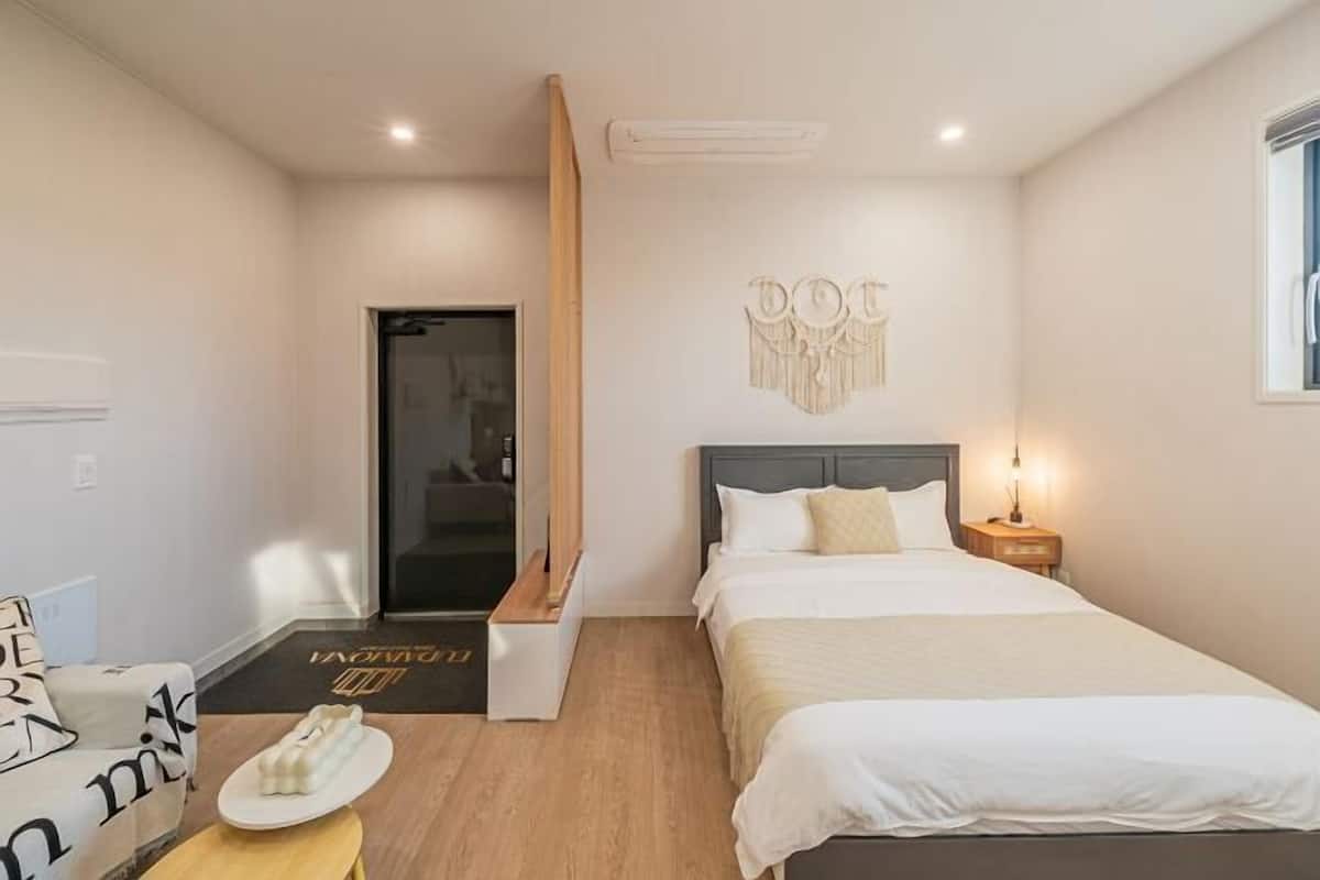 2 bedrooms, premium bedding, memory foam beds, free minibar