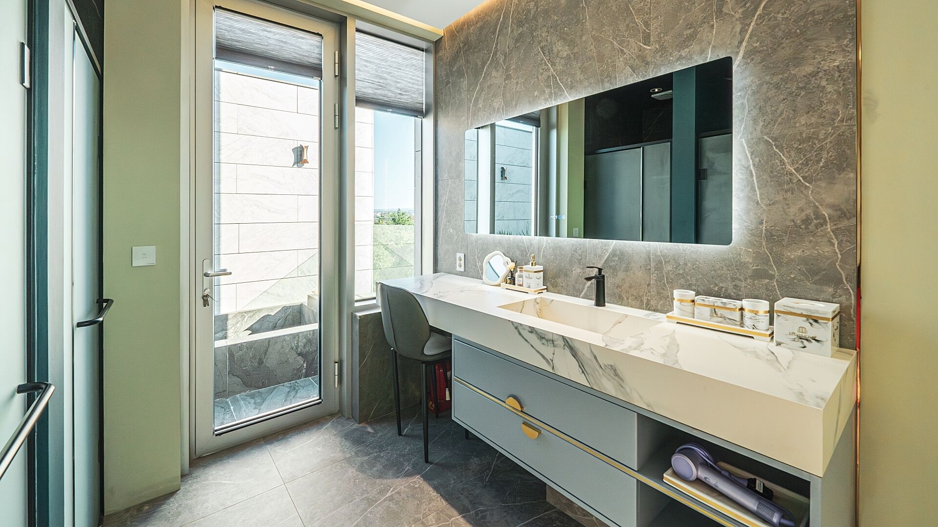 Un baño moderno con un espejo grande, dos lavamanos y un mueble de tocador con cajones.