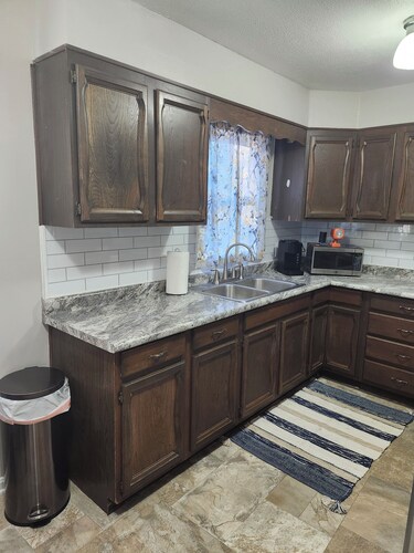 Charming comfortable Mid- term  2-bedroom house with WiFi, Wichita