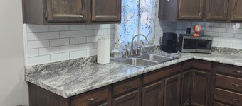 Charming comfortable Mid- term  2-bedroom house with WiFi, Wichita