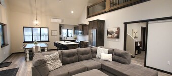 Lakeside Hideaway - game room, office, w/ optional semi-private dock rental
