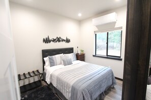 4 bedrooms, desk, travel crib, free WiFi - Lakeside Hideaway - game room, office, w/ optional dock rental (Rathdrum)