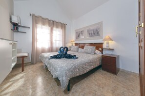 2 bedrooms, desk, free WiFi, bed sheets