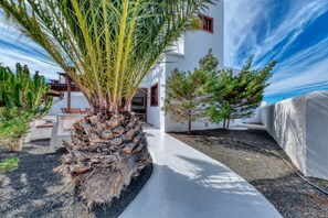 Property grounds - Casa Albi - Shared pool and BBQ (Playa Blanca)