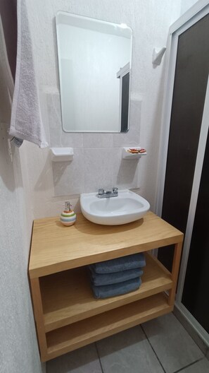 Séchoir à cheveux, serviettes fournies, papier de toilette