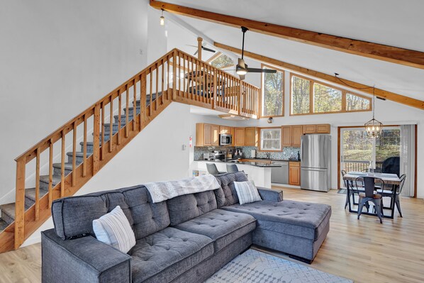 Living area - Serene Mountain Getaway w/Game Room & Firepit (Tobyhanna)