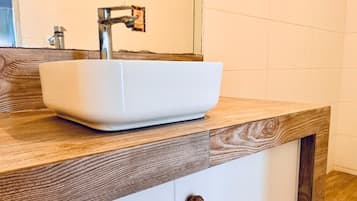 Douche, serviettes fournies, savon, papier toilette