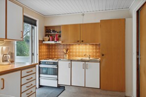 Fridge, oven - Cozy summer house by Stevns Klint and Rødvig (Rødvig Stevns)