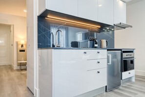 Réfrigérateur, micro-ondes, four, plaque de cuisson