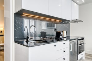 Geladeira, micro-ondas, fogão, cooktop