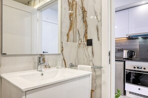 Fridge, microwave, oven, stovetop - BSE15 Apartments 3H, a Home in Madeira (Funchal)