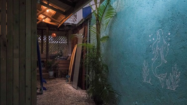 Property grounds - Sugar Surf Shack - 4 private rooms less than 30m from the the best surf in town (Santa Teresa)