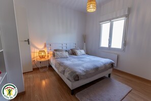 Travel crib, free WiFi, bed sheets