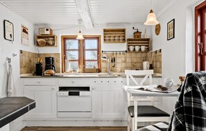 Kjøleskap, ovn, kokeplater og kaffetrakter/tekoker