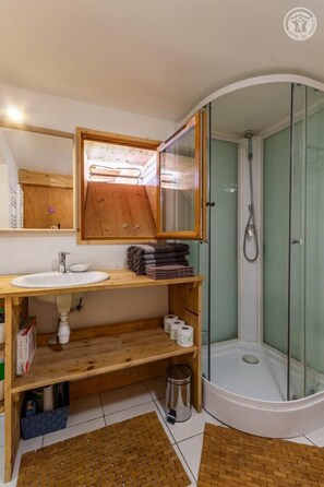 Douche, sèche-cheveux, serviettes fournies