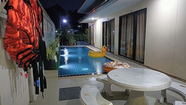Villa familiale, 4 chambres, vue sur la piscine | Aire de séjour | Téléviseur à écran plat de 32 po avec télévision par câble