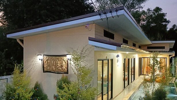 A modern house with a glass door entrance, a small pool, and outdoor lighting. - Saendee Pool Villa (Klaeng)