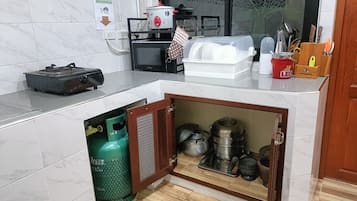 Family Villa, 4 Bedrooms, Pool View | Shared kitchen facilities