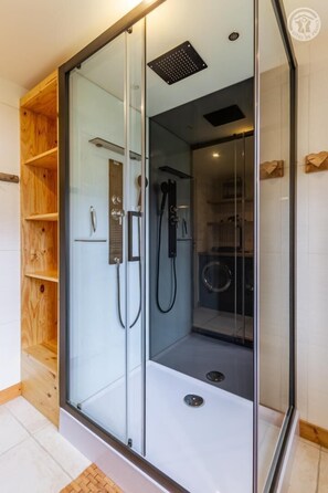 Een douche, een haardroger, handdoeken