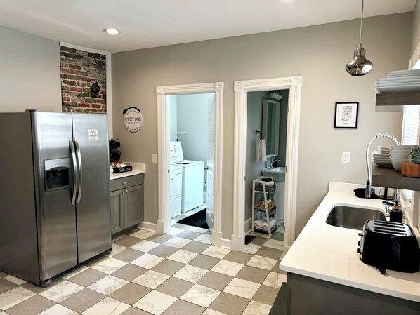 Frigorifero, microonde, forno, piano cottura