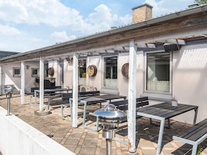 House | Outdoor dining - Pretty Cabin in Camping Resort (Aabenraa)