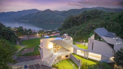 Suburban accommodation with a fantastic river view and spa