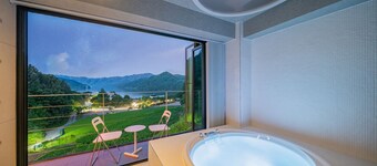 Suburban accommodation with a fantastic river view and spa
