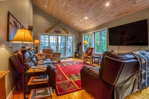 スマートテレビ、暖炉、DVD プレーヤー、書庫