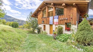 Un chalet en bois avec une enseigne indiquant « La Bise ».