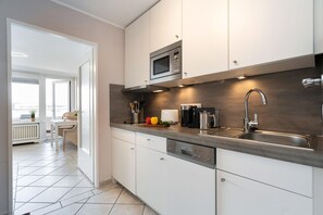 Geladeira, micro-ondas, cooktop, lava-louças