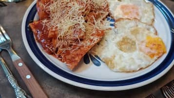 Café da manhã feito na hora grátis todos os dias