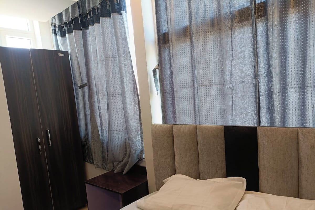 Luxe beddengoed, Select Comfort-bedden, een laptopwerkplek, beddengoed