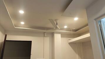 高級寢具、Select Comfort 床墊、筆電工作空間、床單