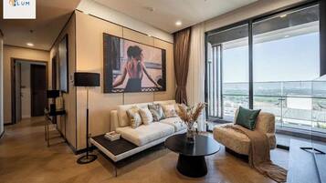 Căn hộ có tầm nhìn toàn cảnh, 2 phòng ngủ, ban công, quang cảnh thành phố | Khu phòng khách | TV màn hình phẳng 65-inch có truyền hình cáp