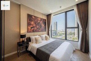 Panorámás apartman, 2 hálószobával, erkély, kilátással a városra | Prémium ágynemű, minibár és íróasztal