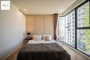 파노라믹 아파트, 침실 2개, 발코니, 시내 전망 | 고급 침구, 미니바, 책상, 노트북 작업 공간
