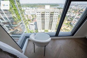 全景公寓, 2 间卧室, 阳台, 城市景观 | 高档床上用品、迷你吧、办公桌、笔记本电脑工作区