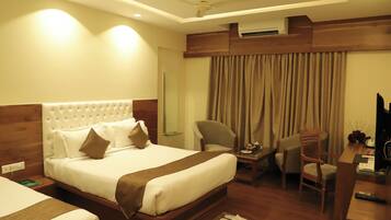 Executive Triple Room | Iron/ironing board, free WiFi, bed sheets