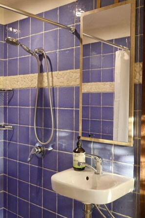 Douche, sèche-cheveux, bidet, serviettes fournies