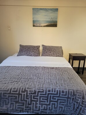 1 dormitorio, tabla de planchar con plancha, wifi gratis y ropa de cama