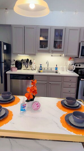 Køleskab, mikrobølgeovn, ovn, kogeplade