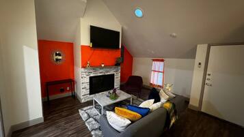 Een smart-tv, een open haard en videogames