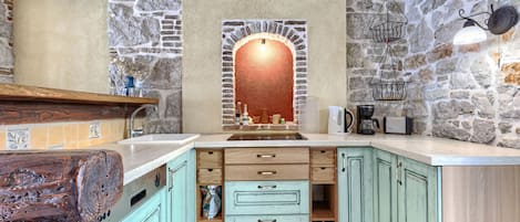 Geladeira, fogão, lava-louças, talheres/pratos/utensílios de cozinha