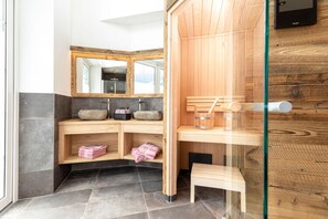 Apartment | Bathroom | Towels
