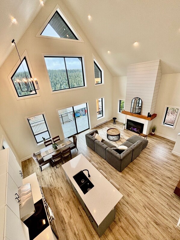 Smart-tv, een open haard en een kantoor