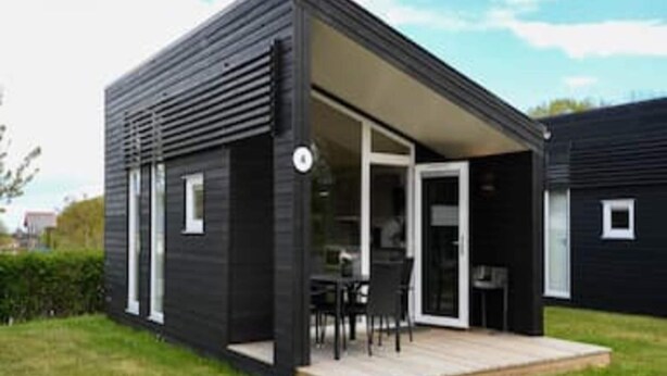Une maison moderne, de plain-pied, dotée d’un patio couvert.