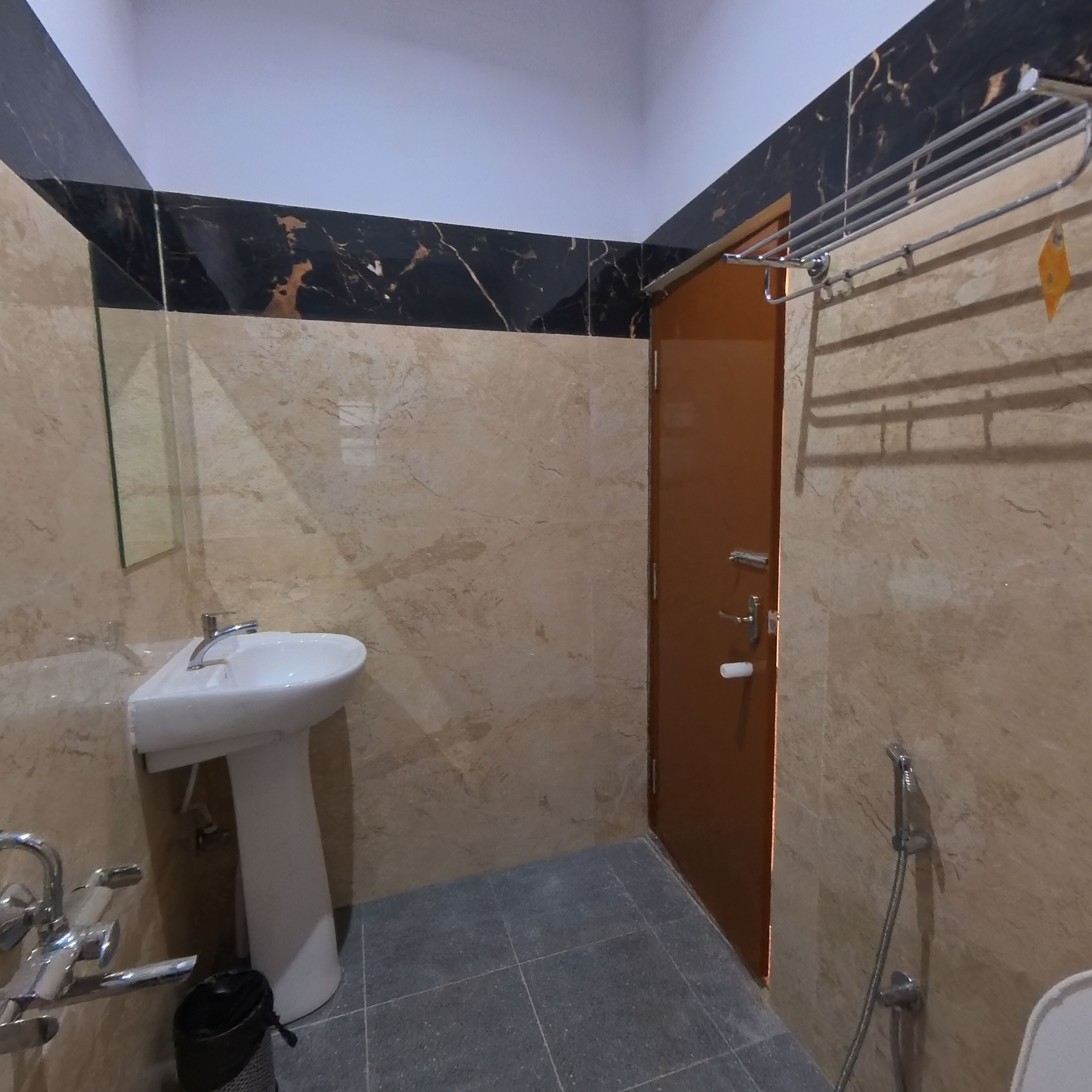 シャワー、タオル、石鹸、シャンプー